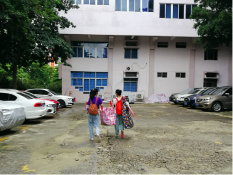 图:为同学提起行囊,不舍告别(应用外语学院:庄庆滨/文,林静君,张佩雯