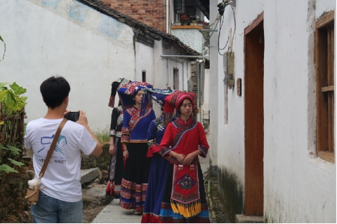 圖:實踐隊隊員在拍攝雙語旅遊宣傳片藝瑤實踐隊隊員們在參與鄉村公益